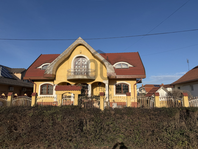 8 bed · 350m² · Családi ház · 170.000.000 Ft